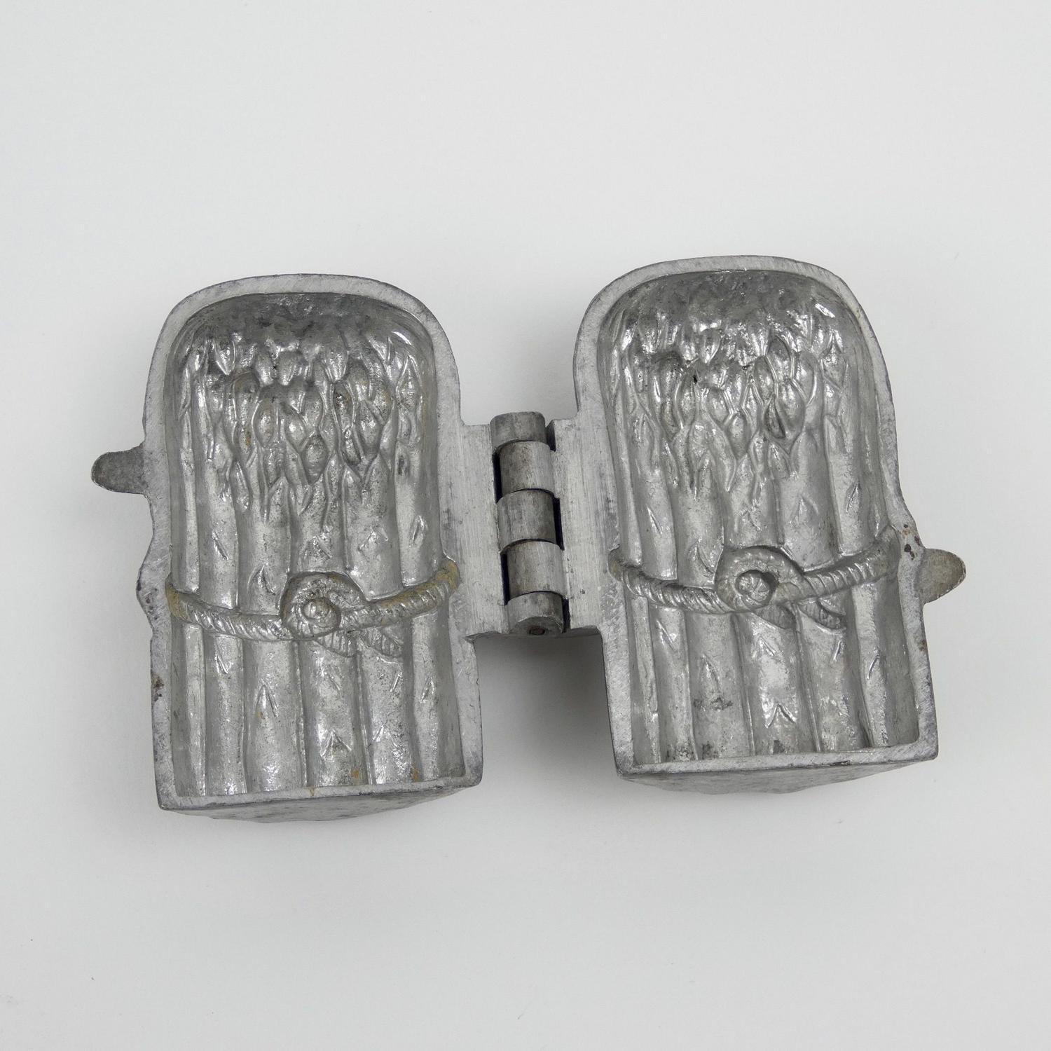 Pewter 'bunch of asparagus' mould.