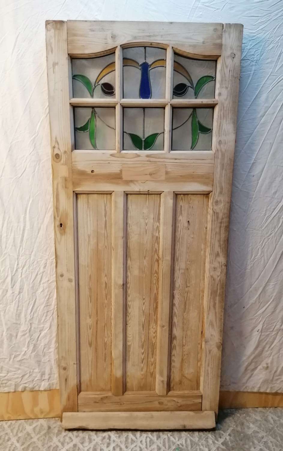 DI0735 AN EDWARDIAN PINE DOOR WITH STAINED GLASS FOR INTERNAL USE