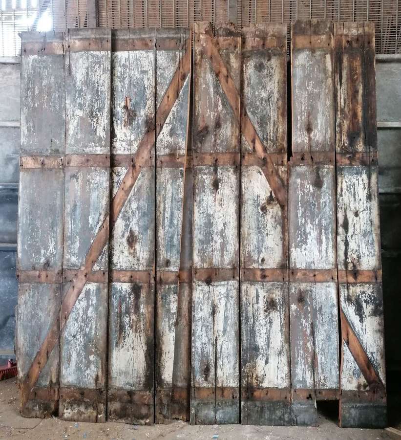 M1660 RECLAIMED RUSTIC VICTORIAN PINE BARN BOARDS FOR PHOTO BACKDROP