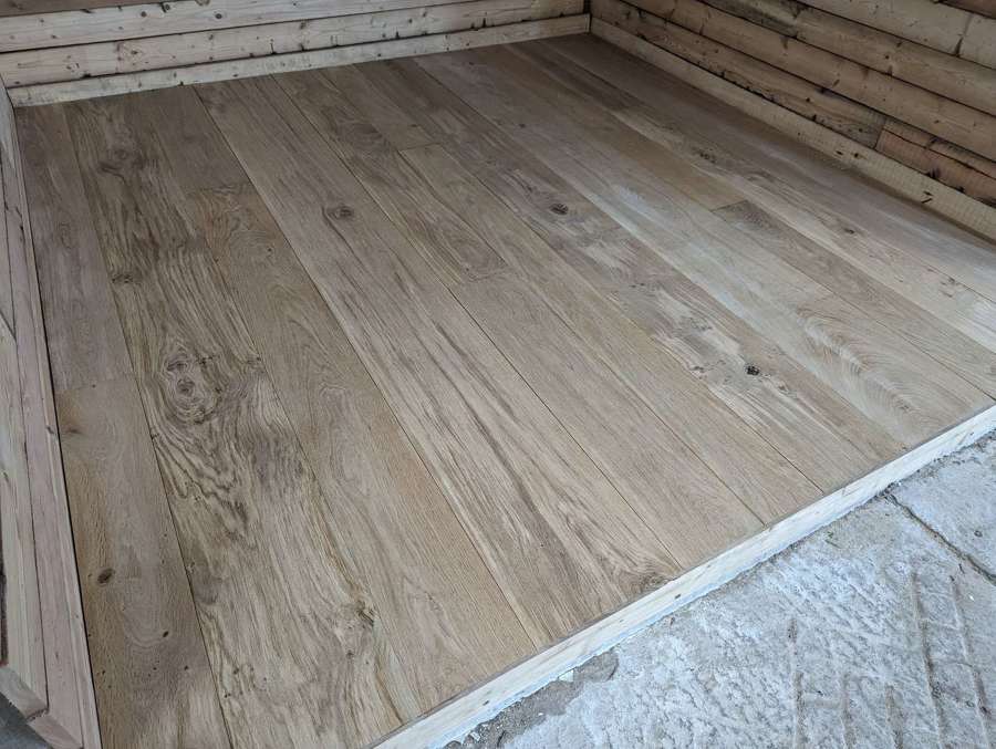 M1962 SOLID OAK TONGUE & GROOVE FLOORING MIXED W PRICE IS PER SQM