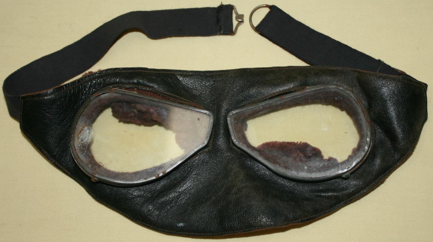 A WWI PERIOD PAIR OF FLYING GOGGLES