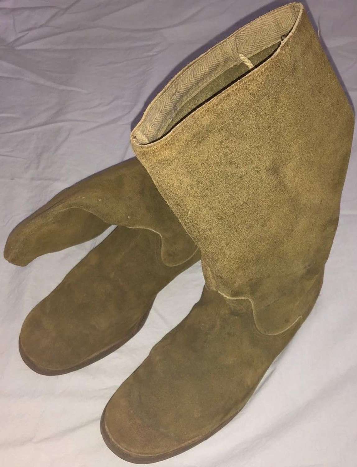 A PAIR OF WWII RAF / AM ISSUE MOSSIE BOOTS NAMED TO A BOF B PILOT