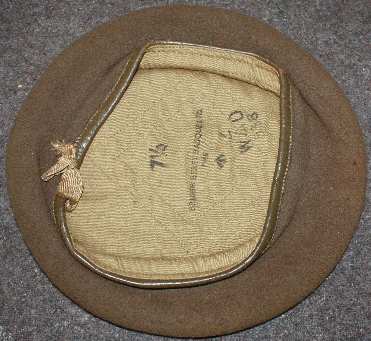 A 1946 DATED GREEN / BROWN BERET USED BY OFFICERS AND RECCE UNITS ETC