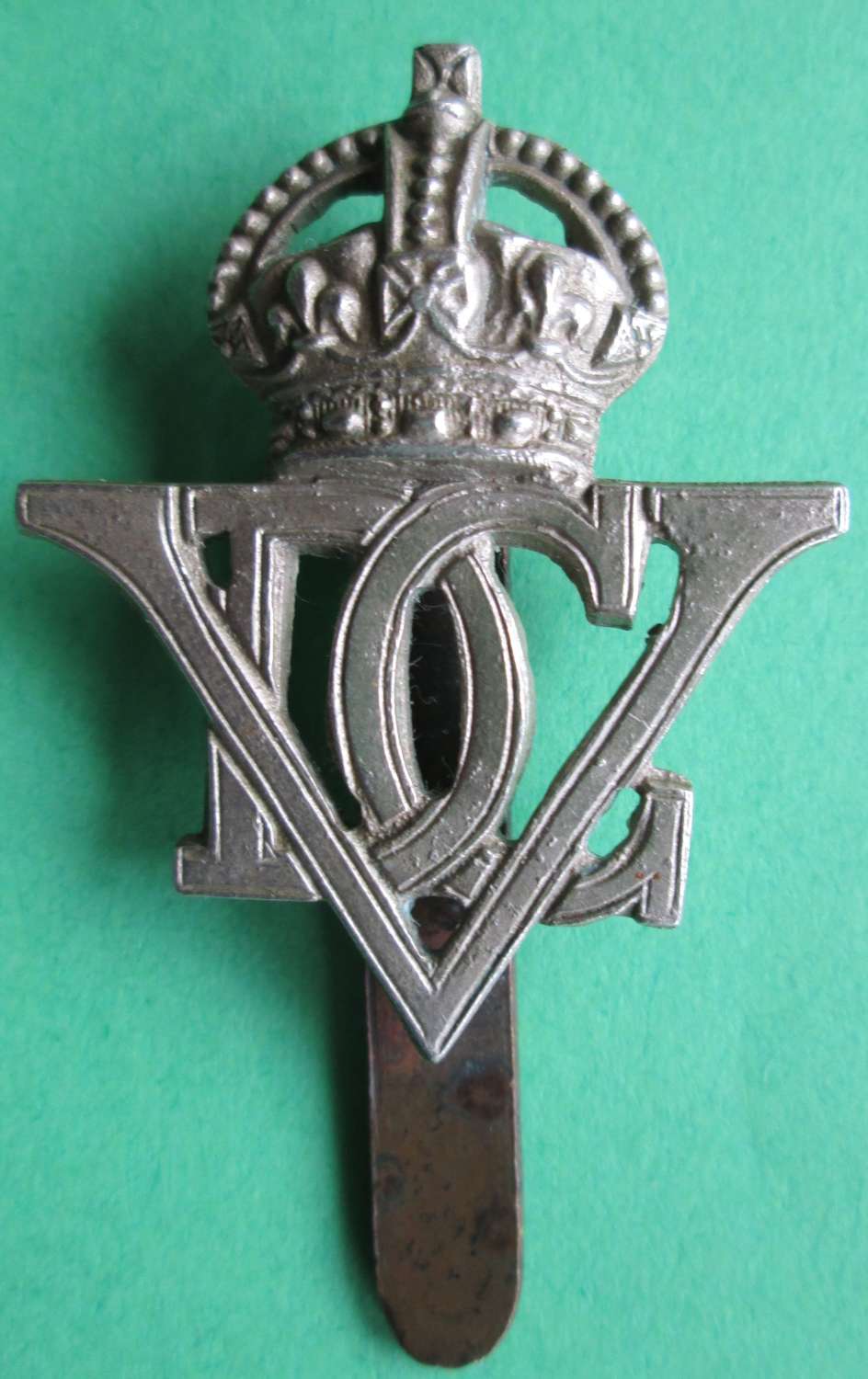 A WWII PERIOD 5TH DRAGOON GUARDS CAP BADGE