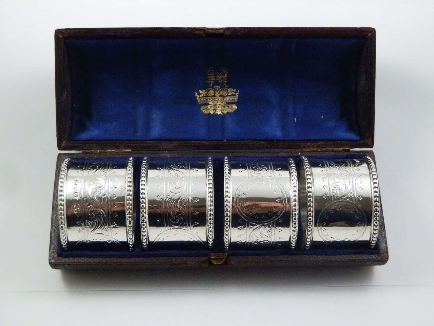 Victorian cased set of 4 silver napkin rings, London 1865
