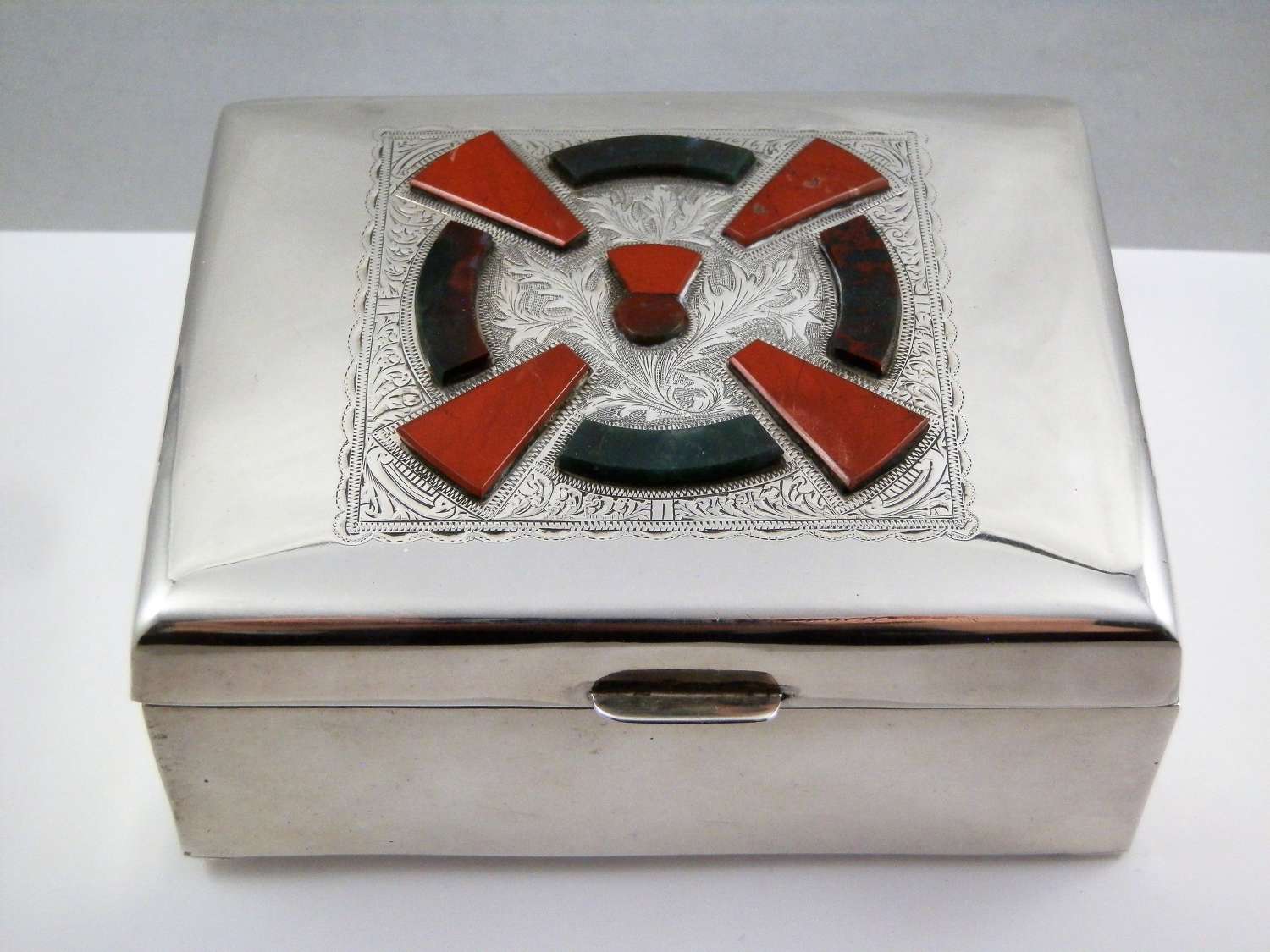 Chester silver trinket box with agates, 1923