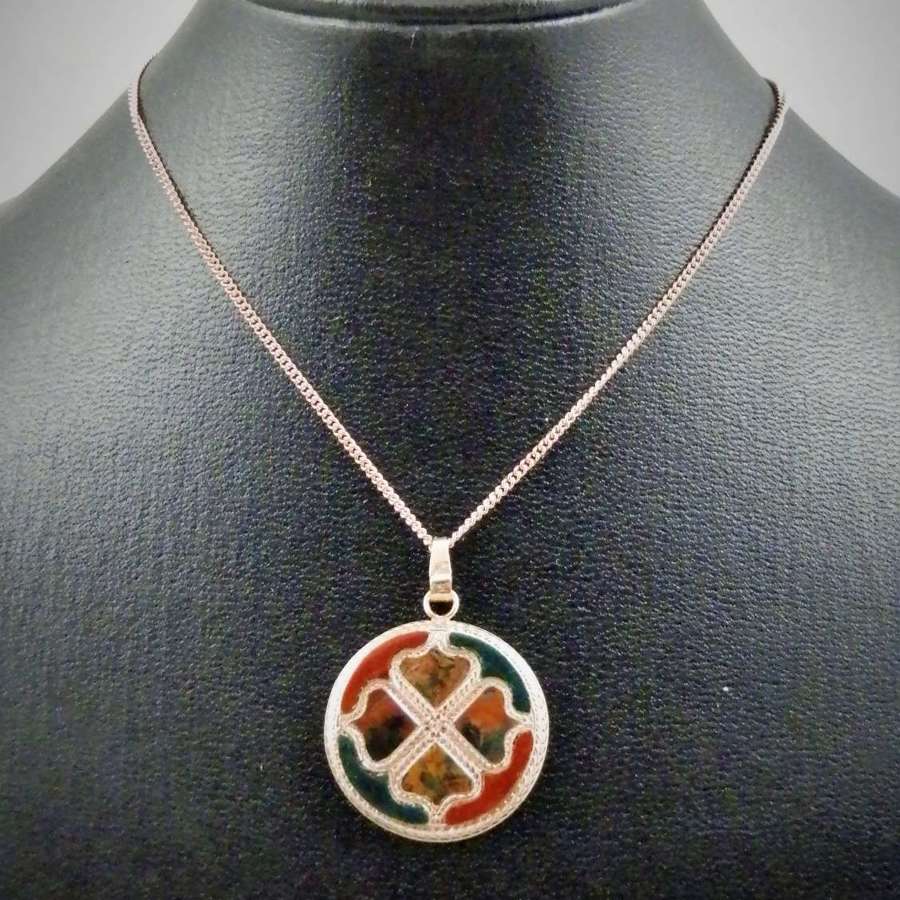 Scottish Victorian gold and agate pendant with 9ct gold chain