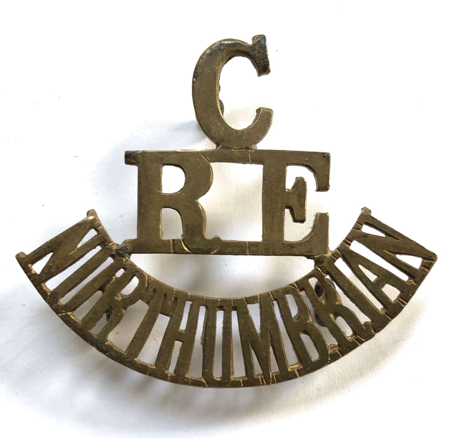 C/RE/NORTHUMBRIAN scarce brass shoulder title circa 1916